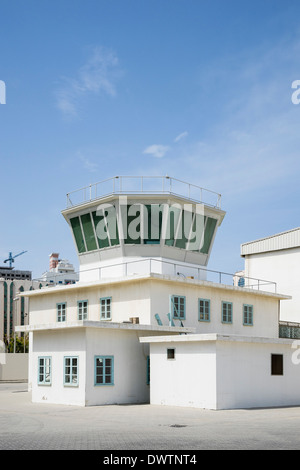 Ex torre di controllo Al Mahatta Museum, il conservato ex Aeroporto di Sharjah Emirati Arabi Uniti Foto Stock