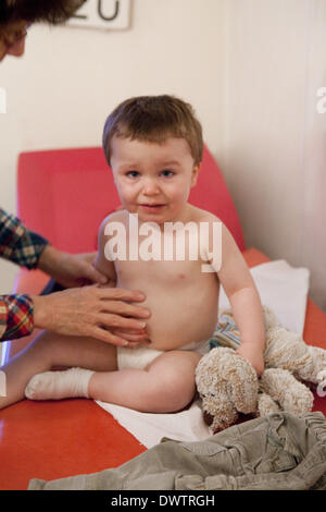 Bambino di auscultazione Foto Stock