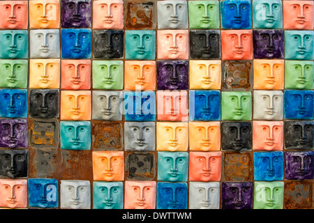 Modello di piastrelle che rappresentano le facce, Aveiro, Beira, Portogallo Foto Stock