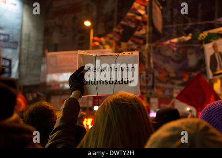 Kadikoy, Istanbul, Turchia. 11 marzo 2014. A seguito della morte di Berkin Elvan, manifestanti si radunano nelle piazze pubbliche su tutto il territorio nazionale. Anche se è iniziato come una manifestazione nonviolenta, con l'intervento della polizia barricate sono accese durante gli scontri tra manifestanti e forze di polizia in Kadikoy.Berkin Elvan, un ragazzo di 15 anni colpita da un gas lacrimogeni canister durante Gezi Park proteste, morì dopo 269 giorni in coma. La sua morte ha scintillato oltraggio contro governi " tattiche violente per sottomettere le proteste. Credito: Bikem Ekberzade/Alamy Live News Foto Stock