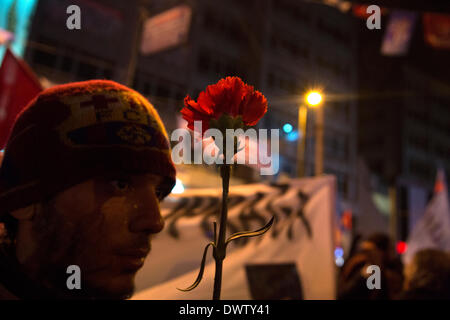 Kadikoy, Istanbul, Turchia. 11 marzo 2014. A seguito della morte di Berkin Elvan, manifestanti si radunano nelle piazze pubbliche su tutto il territorio nazionale. Anche se è iniziato come una manifestazione nonviolenta, con l'intervento della polizia barricate sono accese durante gli scontri tra manifestanti e forze di polizia in Kadikoy.Berkin Elvan, un ragazzo di 15 anni colpita da un gas lacrimogeni canister durante Gezi Park proteste, morì dopo 269 giorni in coma. La sua morte ha scintillato oltraggio contro governi " tattiche violente per sottomettere le proteste. Credito: Bikem Ekberzade/Alamy Live News Foto Stock