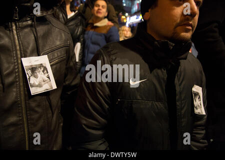 Kadikoy, Istanbul, Turchia. 11 marzo 2014. A seguito della morte di Berkin Elvan, manifestanti si radunano nelle piazze pubbliche su tutto il territorio nazionale. Anche se è iniziato come una manifestazione nonviolenta, con l'intervento della polizia barricate sono accese durante gli scontri tra manifestanti e forze di polizia in Kadikoy.Berkin Elvan, un ragazzo di 15 anni colpita da un gas lacrimogeni canister durante Gezi Park proteste, morì dopo 269 giorni in coma. La sua morte ha scintillato oltraggio contro governi " tattiche violente per sottomettere le proteste. Credito: Bikem Ekberzade/Alamy Live News Foto Stock