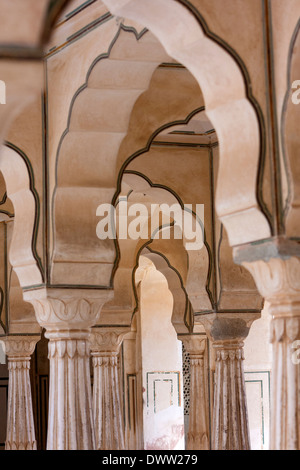 Jaipur, Rajasthan, India. Visivamente gli archi ad incastro nella sala delle udienze private, ambra (o Amer) Palazzo, vicino a Jaipur.