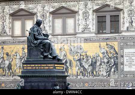 In Germania, in Sassonia, Dresda, monumento di Re Friedrich August I. davanti Furstenzug Processione dei Duchi Foto Stock