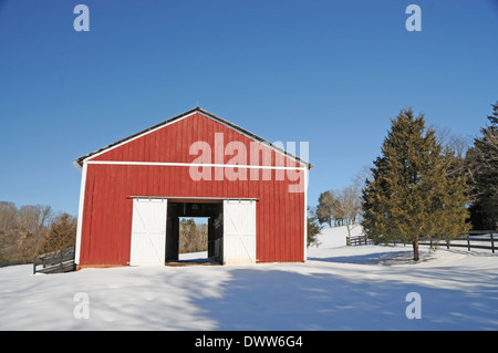 Virginia Scottsville neve invernale Farm Red Barn Foto Stock