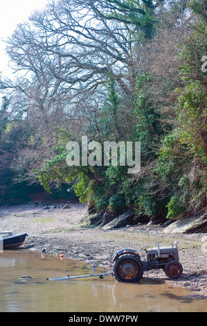 Trattore su foreshore a Stoke Gabriel devon,trattore, pneumatico, ruggine, sporco, data, ruote, 1950, agricoltura, mare, potenza, sabbia, s Foto Stock