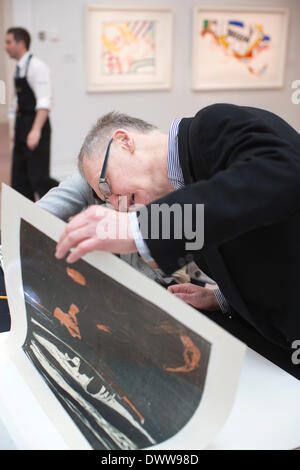 Sotheby's New Bond Street, Londra, Regno Unito 13 marzo, 2014. Sotheby's asta di stampe & multipli, vecchio maestro, moderne e contemporanee, London, Regno Unito un collezionista guarda Edvard Munch 'MELANCHOLY III' Xilografia stampata in blu, ocra, luce-grigio e nero, 1902, in dettaglio prima di procedere all'asta da Sotheby's, Londra. Credito: Jeff Gilbert/Alamy Live News Foto Stock