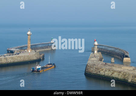 Vista su Whitby pontili e ingresso del porto. Whitby, North Yorkshire, Inghilterra. Regno Unito Foto Stock