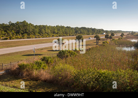 Napoli, Florida - Interstate 75, chiamato anche "Alligator Alley", appena a nord di Everglades. Foto Stock