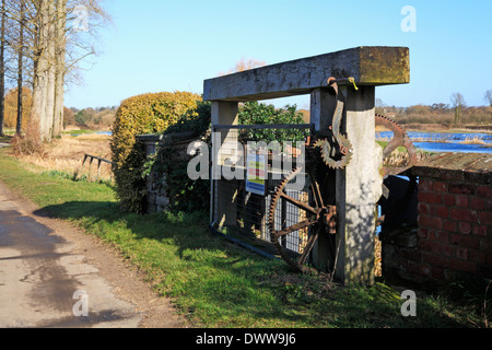 Una vista della parte superiore del Mulino Bintree sluice bypass a Bintree, Norfolk, Inghilterra, Regno Unito. Foto Stock