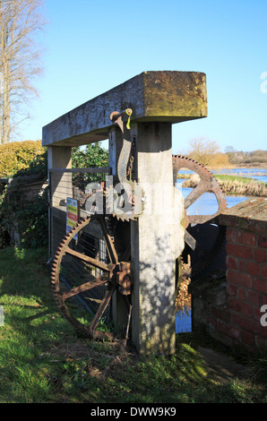 Un close-up delle parti superiori del Mulino Bintree bypassare chiusa sul fiume Wensum a Bintree, Norfolk, Inghilterra, Regno Unito. Foto Stock