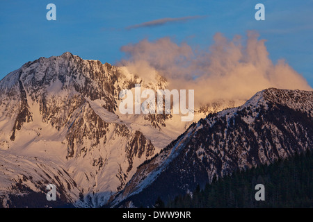 Montagne sopra Courchevel nella luce calda del sole al momento magenta prima del tramonto Foto Stock