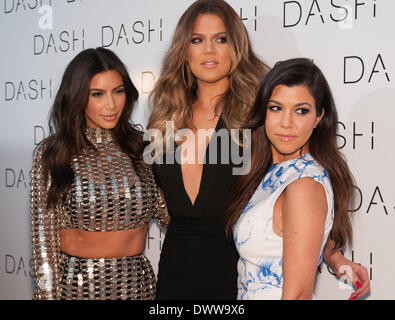 Miami Beach, Florida, noi XII marzo, 2014. La famiglia Kardashian celebra il grande apertura di DASH Miami Beach. Kim Kardashian (sinistra), Kloe Kardashian (centro), Kourtney Kardashian (destra) Credito: Rosie Mendoza/Alamy Live News Foto Stock