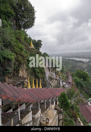 Vista della vecchia pagoda buddista in Pindaya. Myanmar Birmania Foto Stock