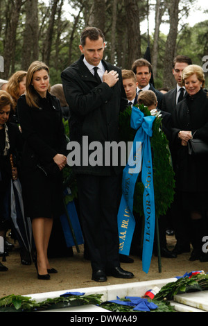 Il Principe Felipe di Spagna con la moglie principessa Letizia. In occasione del cinquantesimo anniversario del Re Paolo la morte i suoi figli, re Costantino II di Grecia, Regina Anna-Maria, la regina Sofia di Spagna e la principessa Irene, e molti altri membri della famiglia si sono riuniti nella capitale Greca per tenere un memoriale di servizio per i loro genitori . Foto Stock