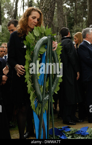 Infanta ELENA. In occasione del cinquantesimo anniversario del Re Paolo la morte i suoi figli, re Costantino II di Grecia, Regina Anna-Maria, la regina Sofia di Spagna e la principessa Irene, e molti altri membri della famiglia si sono riuniti nella capitale Greca per tenere un memoriale di servizio per i loro genitori . Foto Stock