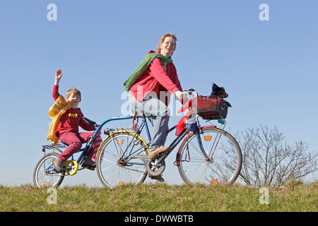 Madre e figlio su un tour in bicicletta Foto Stock