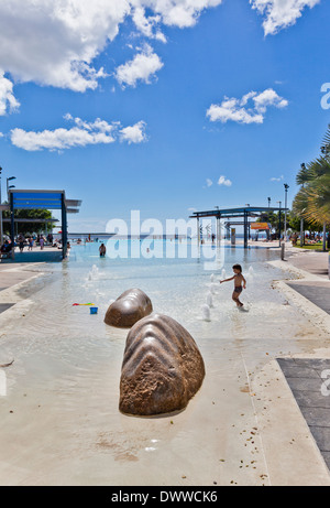 Australia, North Queensland, Cairns, artificiali piscina laguna all'Esplanade Foto Stock