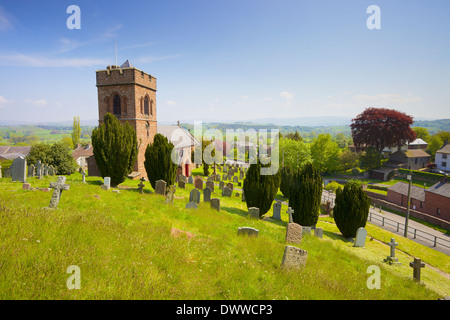 La Chiesa di San Nicola chiesa rurale Lazonby, Cumbria, Inghilterra, Regno Unito. Guardando ad est oltre l'Eden Valley. Foto Stock