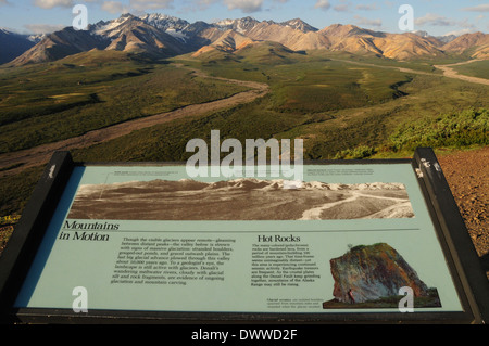 Scheda di interpretazione a policromi, si affacciano sul Parco Nazionale di Denali, Alaska. Stati Uniti d'America Foto Stock