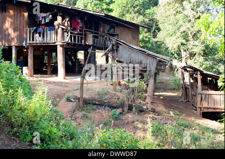 In legno tradizionali palafitte in Huay Pakoot villaggio nel nord della Thailandia. Foto Stock