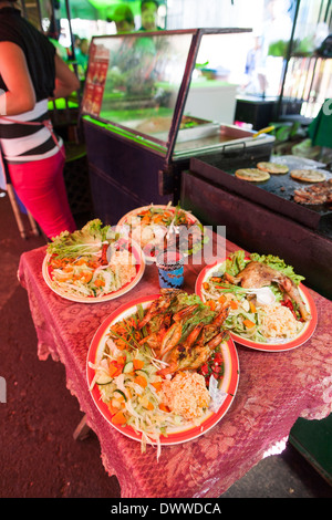 Linea di tende per le strade con cibo sul display durante il weekend food fair in Juayua sul rutas de la flores in El Salvador Foto Stock