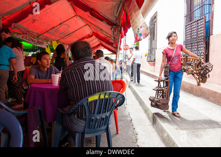 Linea tende le strade durante il weekend food fair in Juayua sul rutas de la flores in El Salvador Foto Stock