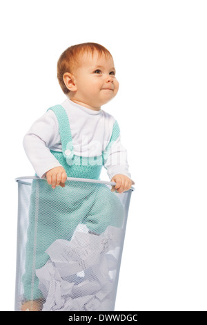 Funny little Baby girl stand nel cestello bin e sorridente Foto Stock