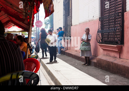 Linea tende le strade durante il weekend food fair in Juayua sul rutas de la flores in El Salvador Foto Stock