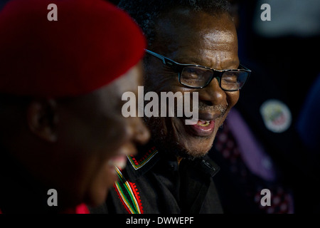 Presidente dell Inkatha Freedom Party Mangosuthu Buthulezi sorrisi come comandante in capo del Comitato economico combattenti per la libertà Foto Stock