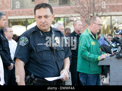 Austin TX capo di polizia tecnica Acevedo attende di parlare al briefing dopo aver sospettato autista ubriaco arò nel pedoni, uccidendo 2 Foto Stock