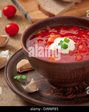 Ucraino e nazionale russa zuppa rossa borsch closeup Foto Stock