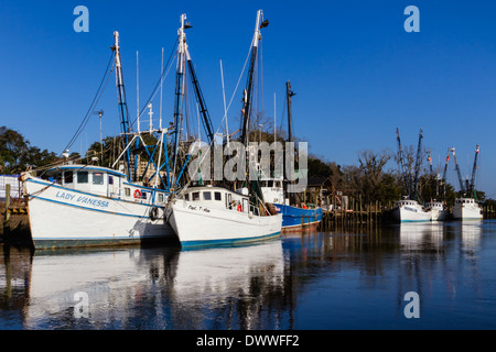 Gamberetti barche sul Fiume Altamaha, Darien, Geogria Foto Stock