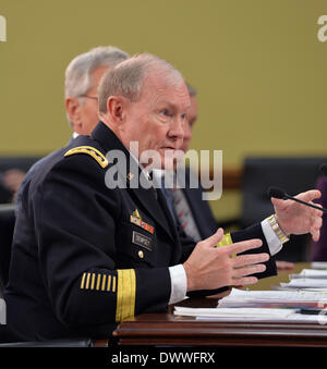 Washington DC, Stati Uniti d'America. 13 Mar, 2014. Stati Uniti Presidente del Comune di capi di Stato Maggiore dell Esercito Martin Dempsey testimonia dinanzi alla sottocommissione per la Difesa della Casa stanziamenti comitato durante un bilancio della difesa audizione che è quello di esaminare "l'FY2015 Dipartimento del bilancio della difesa' sul Campidoglio di Washington, DC, capitale degli Stati Uniti, 13 marzo 2014. Credito: Xinhua/Alamy Live News Foto Stock