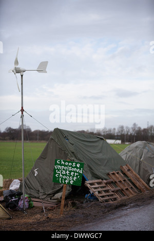 Pallet raccolti come legna da ardere presso la Barton Moss anti-fracking protesta camp. I manifestanti hanno ormai occupato il sito per 50 giorni. Foto Stock