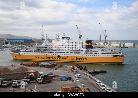 Corsica Ferries Sardinia Ferries nave mv Corsica Victoria uscire porto di Livorno ITALIA Foto Stock