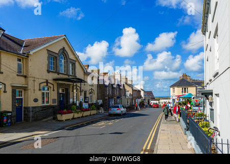 High Street nella cattedrale della città di St David's con City Hall a sinistra, Pembrokeshire, Wales, Regno Unito Foto Stock