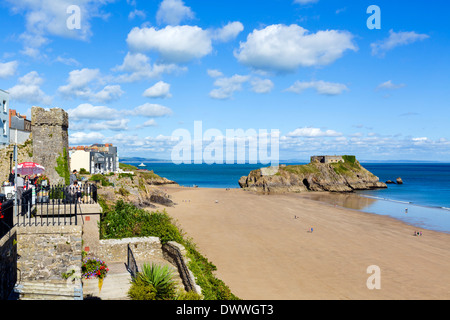 La Esplanade guardando sopra la spiaggia e St Catherine's Island, Tenby, Carmarthen Bay, Pembrokeshire, Wales, Regno Unito Foto Stock