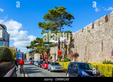 Le mura della città vecchia di St Firenze Parade, Tenby, Pembrokeshire, Wales, Regno Unito Foto Stock