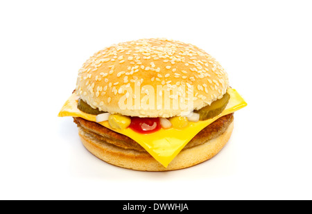 Cheeseburger con formaggi, sottaceti, cipolla e salsa su sfondo bianco Foto Stock