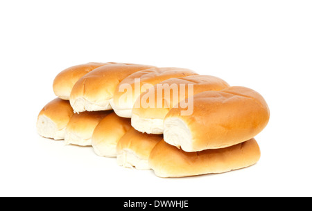 Due file di rotoli di pane contro uno sfondo bianco Foto Stock