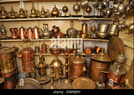 Lavoro di metallo, teiere, lampade, pentole, vassoi accanto al workshop nel souk di Marrakech, Marocco, Africa del Nord Foto Stock