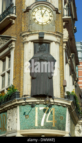 Il Blackfriars pub di Londra. Statua del frate nero Foto Stock