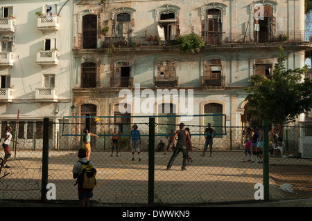 La gente giocando a pallavolo in Plaza del Cristo in La Habana Vieja, Havana, Cuba Foto Stock