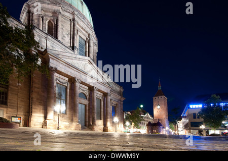 In Germania, in Baviera, Norimberga, Chiesa parrocchiale di Santa Elisabetta Torre di sfondo di notte Foto Stock