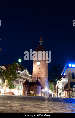 In Germania, in Baviera, Norimberga, Weisser Turm o Torre Bianca di notte Foto Stock