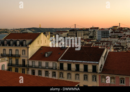 Sunset over Alfama con Cristo Rei e Ponte 25 de Abri in background di Lisbona Foto Stock