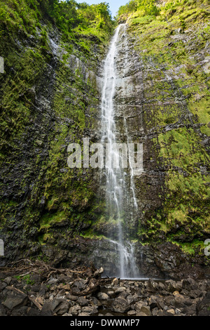 La spettacolare e grandi Waimoku Falls in Maui. Foto Stock