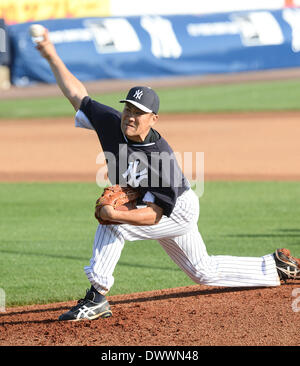 Tampa, Florida, Stati Uniti d'America. Undicesimo Mar, 2014. Masahiro Tanaka (Yankees) MLB : Masahiro Tanaka dei New York Yankees passi in una simulazione di gioco durante il New York Yankees spring training camp di baseball a George M. Steinbrenner Field a Tampa, Florida, Stati Uniti . © AFLO/Alamy Live News Foto Stock