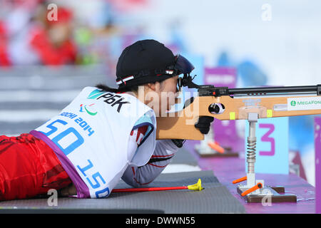 Sochi, Russia. 13 Mar, 2014. Momoko Dekijima (JPN) Biathlon : donna pratica sessione al "LAURA" Cross-Country Ski & Centro Biathlon durante la Sochi 2014 Giochi Paralimpici Invernali a Sochi, Russia . Credito: Giovanni Osada AFLO/sport/Alamy Live News Foto Stock